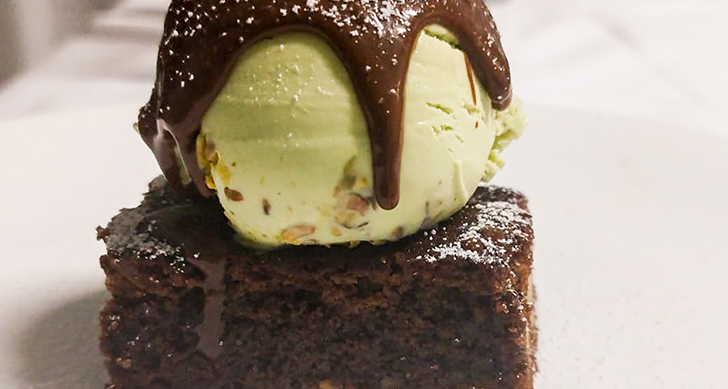 8 - Brownie de Chocolate con Helado de Vainilla